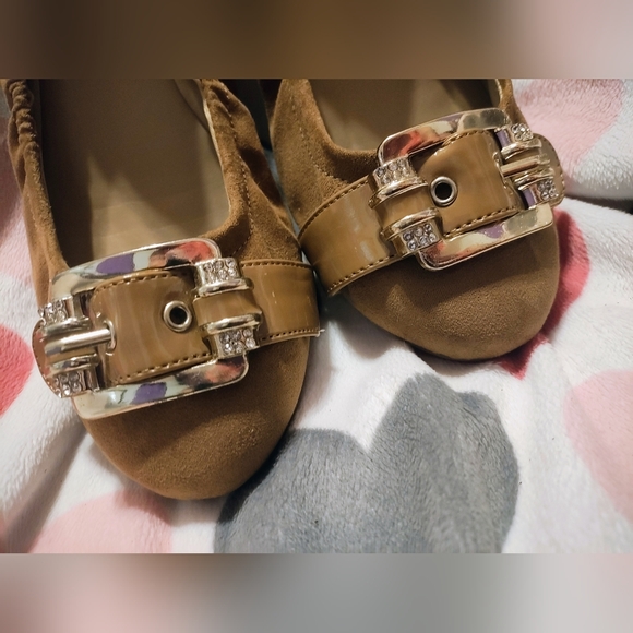 UNISA Women's tan Suede Elastic Slip On Buckle Detail Ballet Flats sz8.5 - Picture 6 of 9